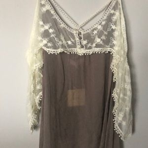 ‼️LAST CHANCE ‼️A’reve tunic with lace arm overlay